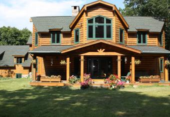 Honey Maple Grove BnB has Balcony rooms
