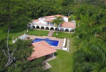 Casa de campo de Lujo en San Jer  nimo allows 18 year olds to book a room