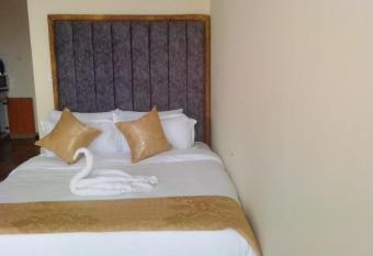 SonrisaHomes allows 18 year olds to book a room