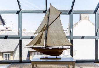 Grande maison en plein coeur du bourg au calme avec jardin clos, commerces port et plage    pied allows 18 year olds to book a room