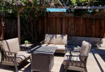 Private entry 2b1b guest suite has Balcony rooms