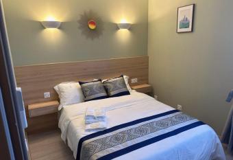 Chambre pour 2 personnes    Bondy dans la banlieue parisienne has Balcony rooms