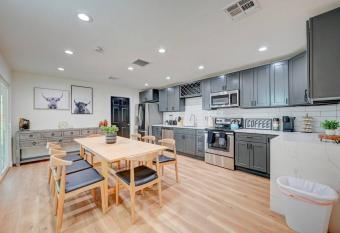 Orange Blossom 8 Bds+Casita+Pool allows 18 year olds to book a room