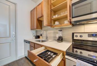 Trendy Downtown 1bd/Freeparking/Wi-Fi/Pool has rooms with a private hot tub