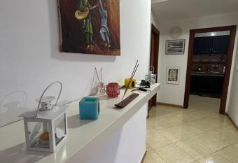 chambre priv  e allows 18 year olds to book a room