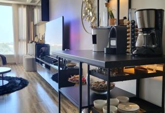 Luxury Apartment (Super Cozy) has rooms with a private hot tub