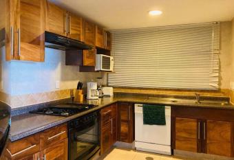 Condominio en Ixtapa frente a playa. 4-8 personas. allows 18 year olds to book a room