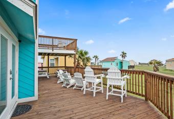 Sea Breeze Escape has Balcony rooms