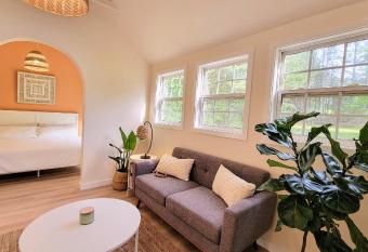 Quiet Cozy Griffin Guesthouse with Pool & Firepit allows 18 year olds to book a room