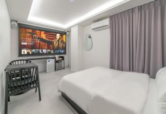 The Hyoosik Iro Hotel wolgot has rooms with a private hot tub