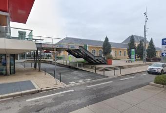 Chambre double en face de la gare allows 18 year olds to book a room