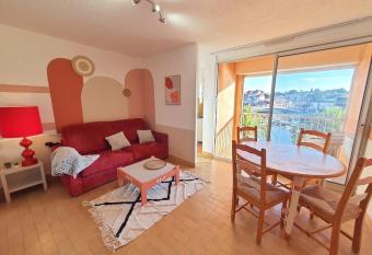 Belle vue sur port Gruissan et Tour Barberousse has Balcony rooms