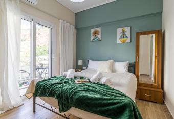 Couples Retreat, Fully Equipped Studio/ Loutraki Beach allows 18 year olds to book a room