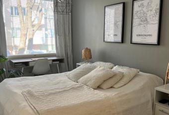 Kaksio Helsingiss   omalla parkkipaikalla has Balcony rooms