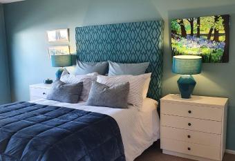 The Tin Hut has Balcony rooms