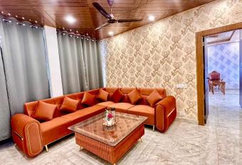 The Royal cottage has Balcony rooms