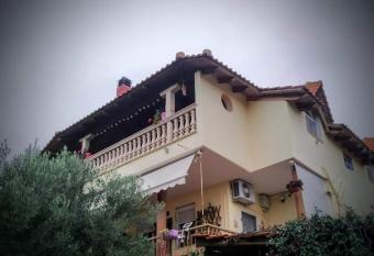 Attic Paradise has rooms with a private hot tub