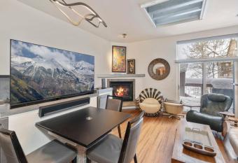 Remodeled Luxury skin out can't get closer to lift has Balcony rooms