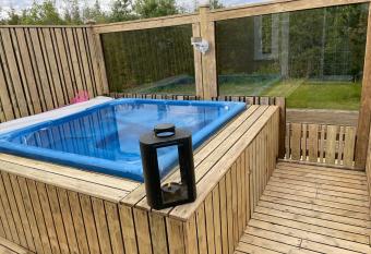 Bjarkarl  kur has rooms with a private hot tub
