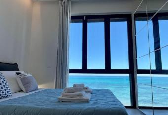 Ad appena 50 metri dal mare! allows 18 year olds to book a room