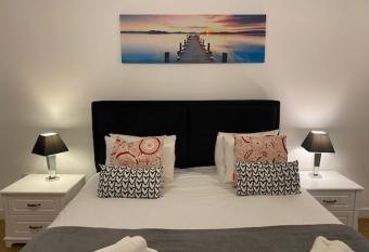 RWH 76 1 Bedroom Modern Apartment allows 18 year olds to book a room