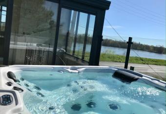Jacuzzi et Vue sur Loire - Maison d h  tes L Odyss  e has rooms with a private hot tub