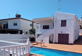 CASA INDEPENDIENTE CON PISCINA A 2 KM. DE LA PLAYA has Balcony rooms