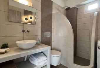 Petit Homme by Andreas has rooms with a private hot tub