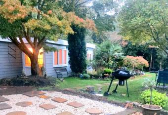 Beautiful Peaceful Cottage Overlooking The Museum has Balcony rooms