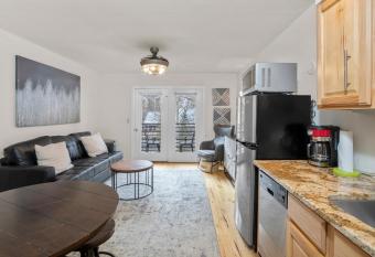 River Location 2 blocks to lift 7 &to the Gondola has Balcony rooms