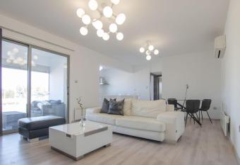 Phaedrus Living: City Flat Rafaella 6 allows 18 year olds to book a room