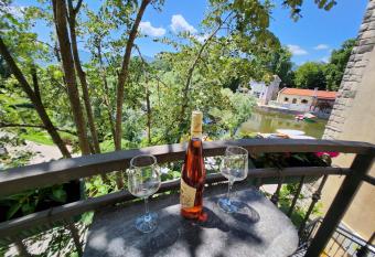 Lake Pearls has Balcony rooms