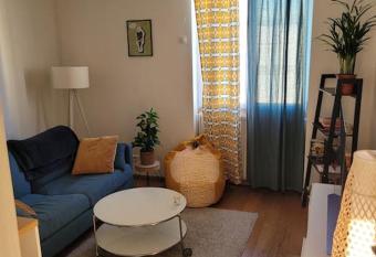 Chaleureux 2 pi  ces proche de Paris & La D  fense allows 18 year olds to book a room