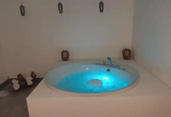 LUMIN 4 has rooms with a private hot tub