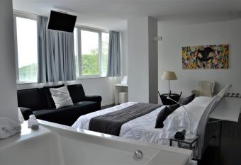 Hotel iDesign has rooms with a private hot tub