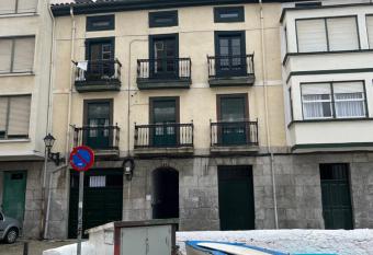 MENDEZONA HOUSE has Balcony rooms