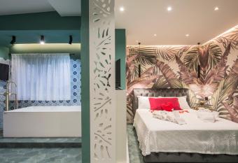 Gioia Home has rooms with a private hot tub