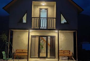 Cottage Shina has rooms with a private hot tub