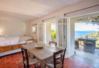 La maison de Constance has Balcony rooms