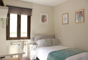 Habitaci  n centro Oviedo cerca de estaci  n de buses y trenes allows 18 year olds to book a room