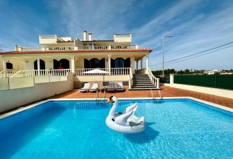 Vivenda Floripes has Balcony rooms