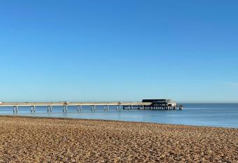 Private Double en-suite Room at the Groves allows 18 year olds to book a room