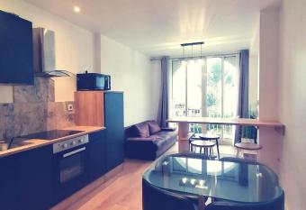 Joli T2 vue mer    Cap Esterel allows 18 year olds to book a room