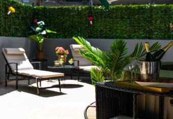 Oasis luxury apartment with terrarce and jacuzzi has rooms with a private hot tub