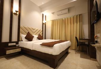 HOTEL STAY INN allows 18 year olds to book a room