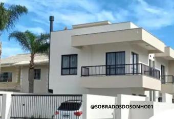 Sobrado a 1 quadra do Mar has Balcony rooms