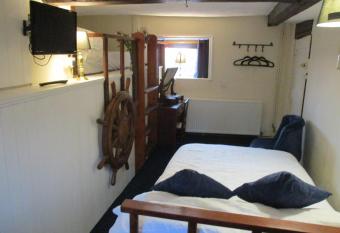 Blue Cabin Bridge Stores has Balcony rooms