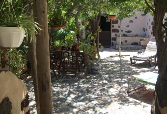 Vereda de Las Camellas allows 18 year olds to book a room