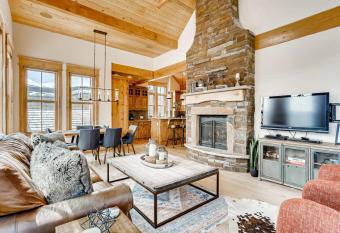 The Lavish Lincoln Luxe Alpine Loft has rooms with a private hot tub