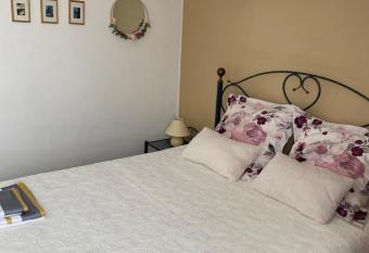 ila   s tiny house has Balcony rooms